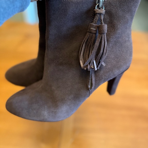 Elegant Anne Klein Ankle Boots "Caroline" 9M Brown Suede Tassel & Side Zip Chic - Picture 4 of 11